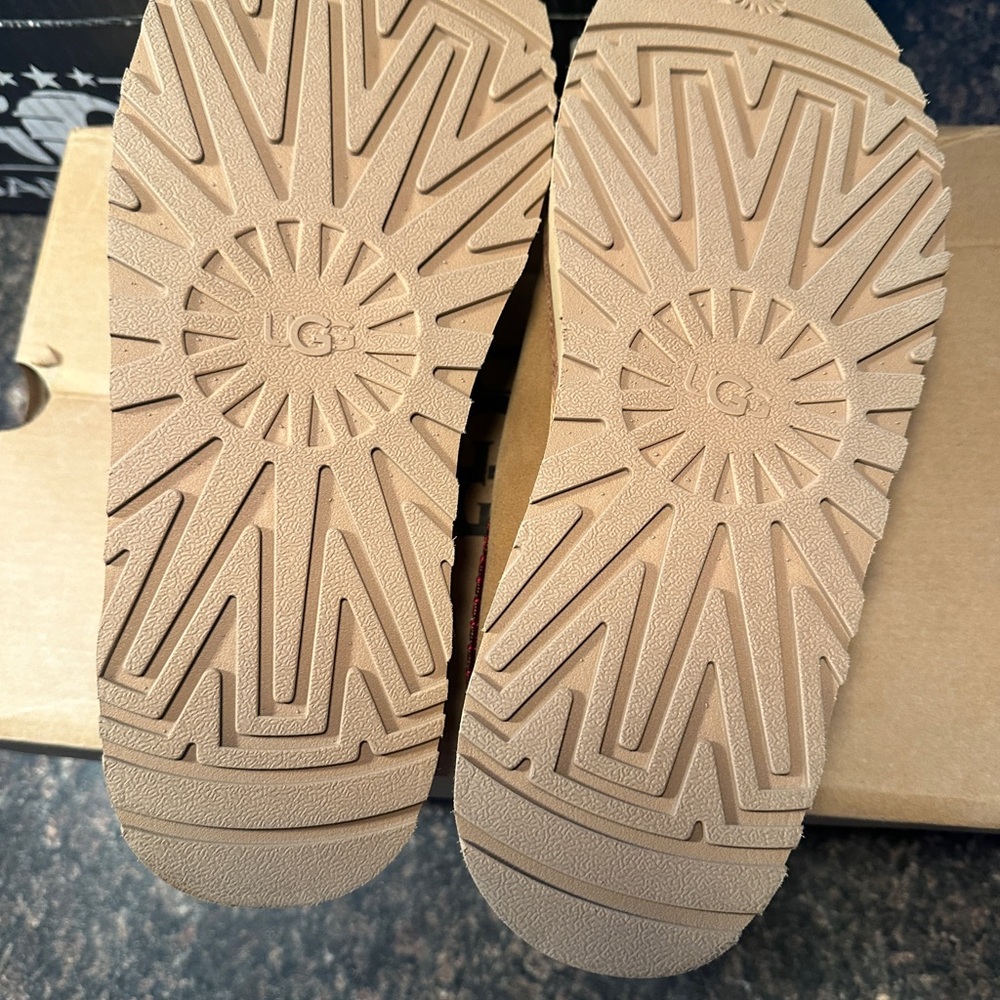 UGG Women's Tazz- Size 10 - Picture 5 of 8